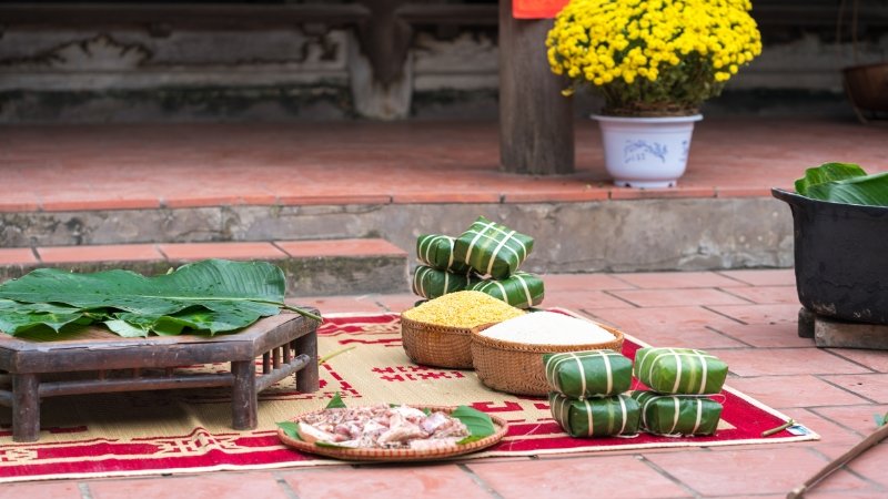 Hình nền máy tính Tết 2024 đẹp: Bánh chưng và phong bao lì xì