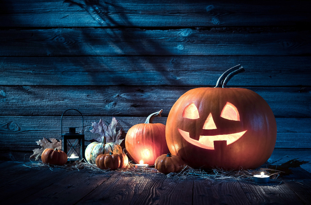 Hình nền Halloween cho máy tính với đèn lồng bí ngô và nến