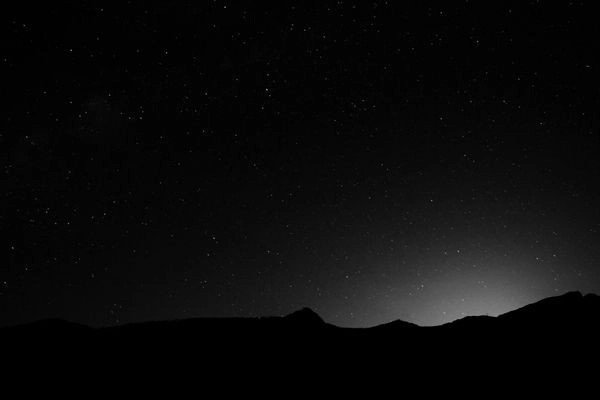 Hình nền máy tính màu đen với ánh trăng và bầu trời đêm hữu tình