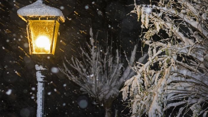 Hình nền máy tính mùa đông lãng mạn với cảnh tuyết rơi