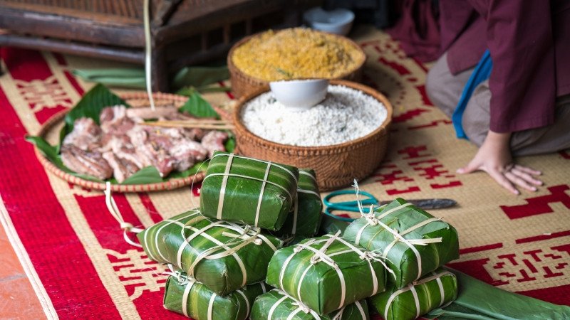 Hình nền máy tính Tết 2024 với cặp bánh chưng xanh truyền thống