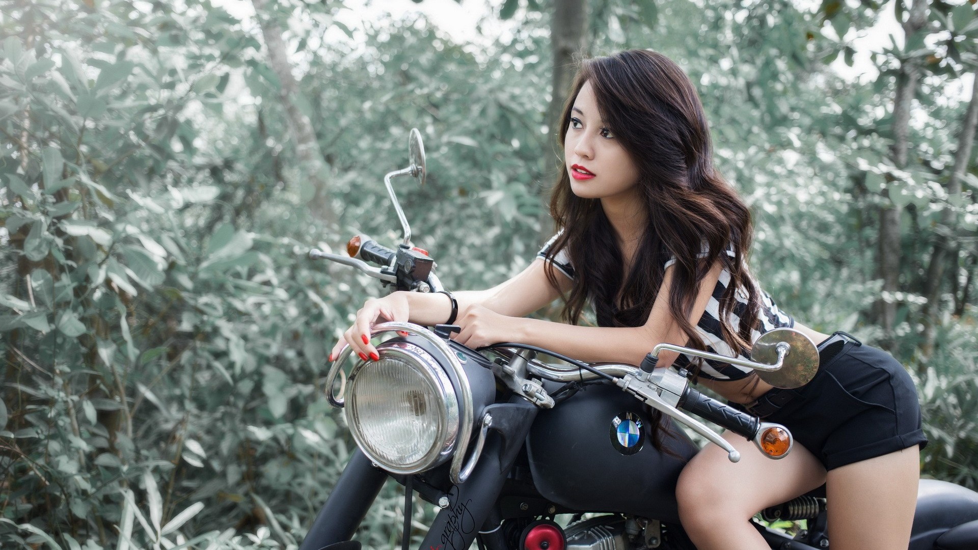 Hình nền máy tính xe moto BMW và người đẹp