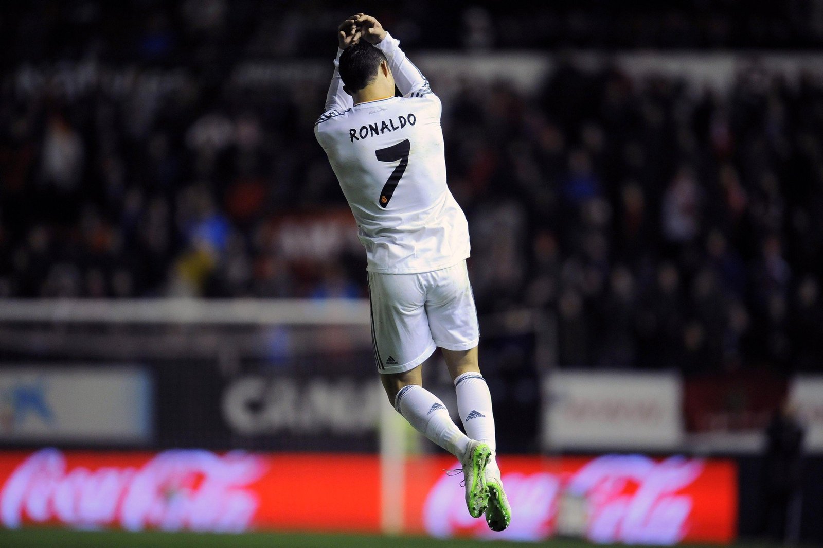 Hình ảnh Ronaldo đầy cảm xúc khi ăn mừng bàn thắng