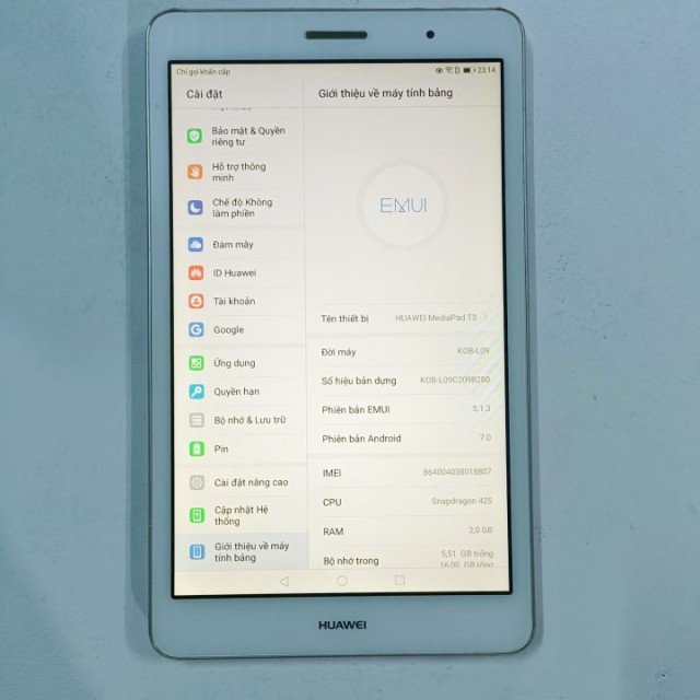 Huawei MediaPad T3 8.0 inch với cổng kết nối và nút bấm