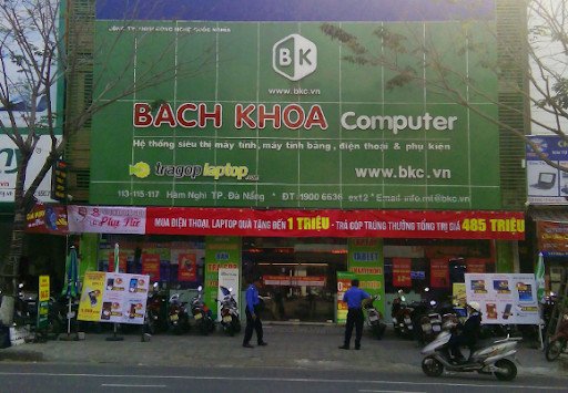 Kỹ thuật viên tại May Tinh Bach Khoa đang thay màn hình máy tính để sửa màn hình máy tính Hà Nội