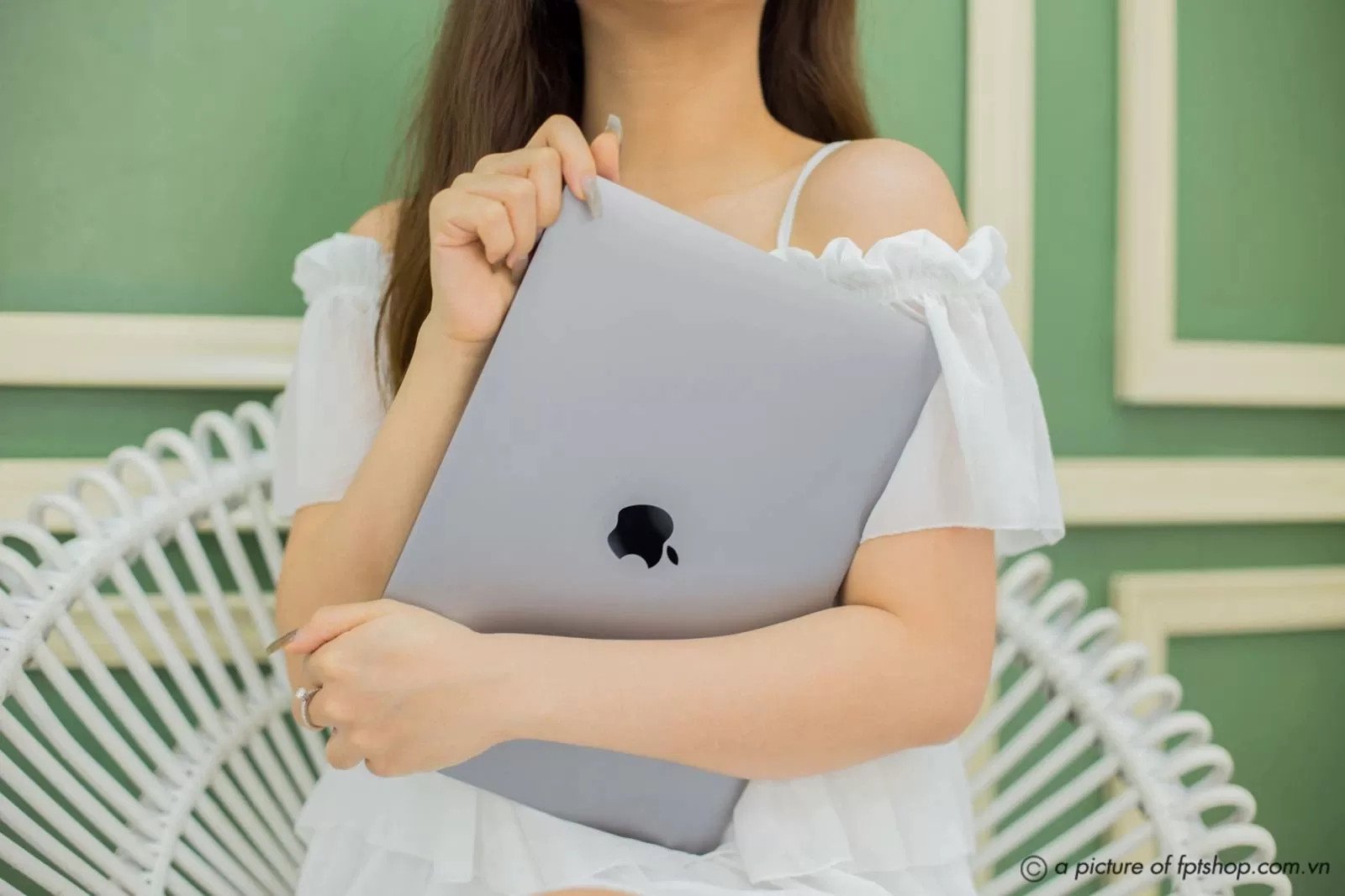 Laptop Apple MacBook sang trọng đang được sử dụng