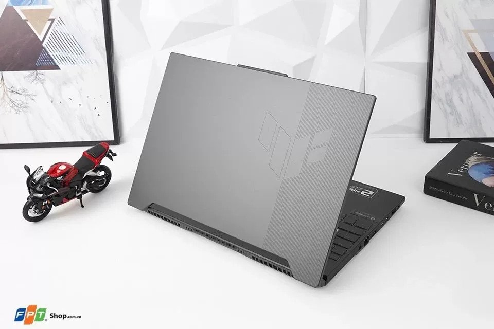 Laptop Asus ROG Strix dành cho game thủ với thiết kế hầm hố