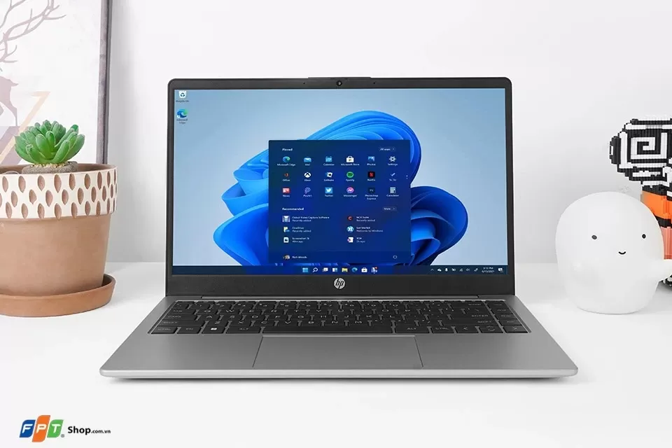 HP là một trong các hãng máy tính xách tay nổi tiếng với laptop màu bạc mỏng nhẹ dành cho văn phòng