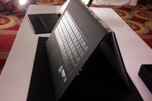 Laptop Lenovo YOGA 3 Pro với thiết kế bản lề độc đáo