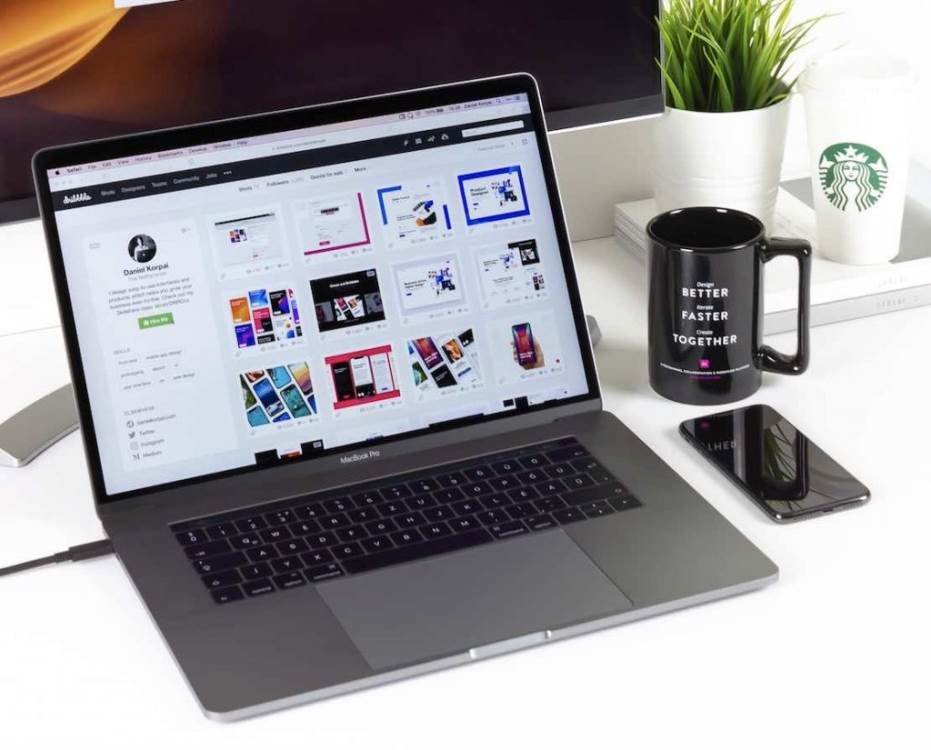 Người dùng đang xem màn hình MacBook Pro, minh họa cách tải trang web về máy tính