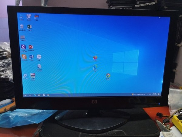 Màn hình máy tính HP X20LED 20 inch đang hoạt động