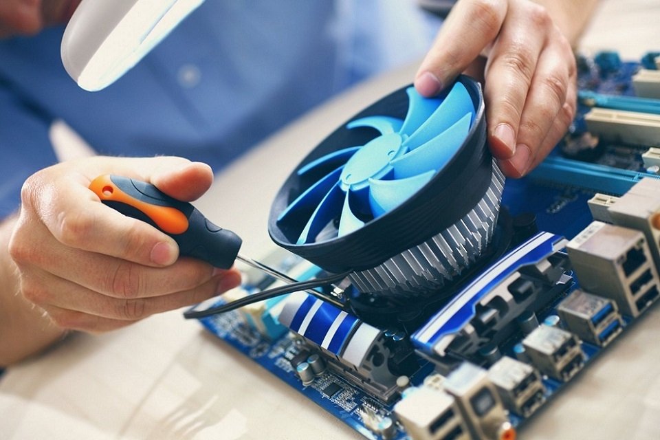 Máy tính đang chạy tự nhiên màn hình đen 3