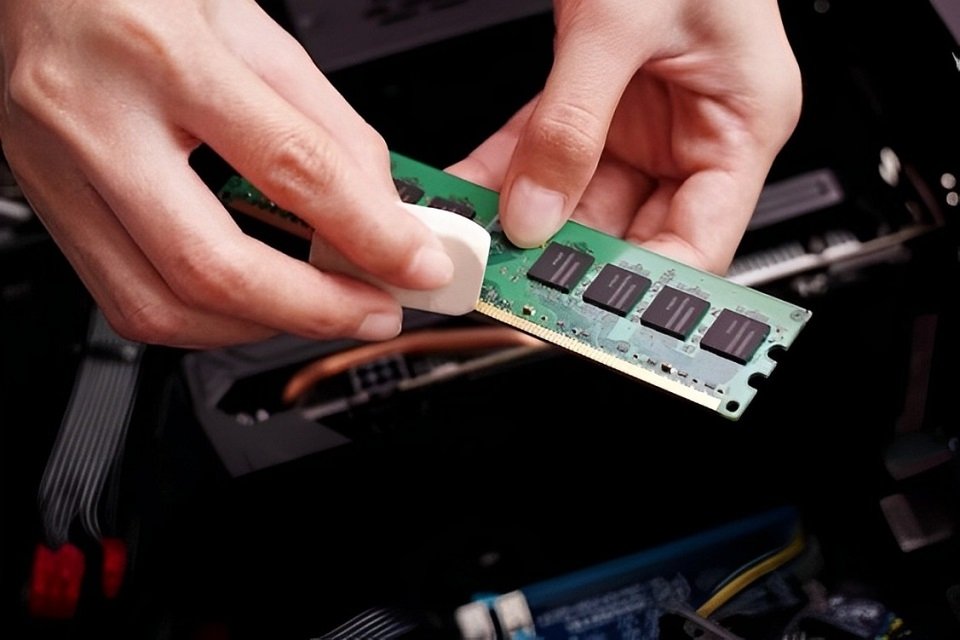 Máy tính đang chạy tự nhiên màn hình đen 4