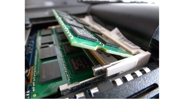 Điều chỉnh lại khe RAM