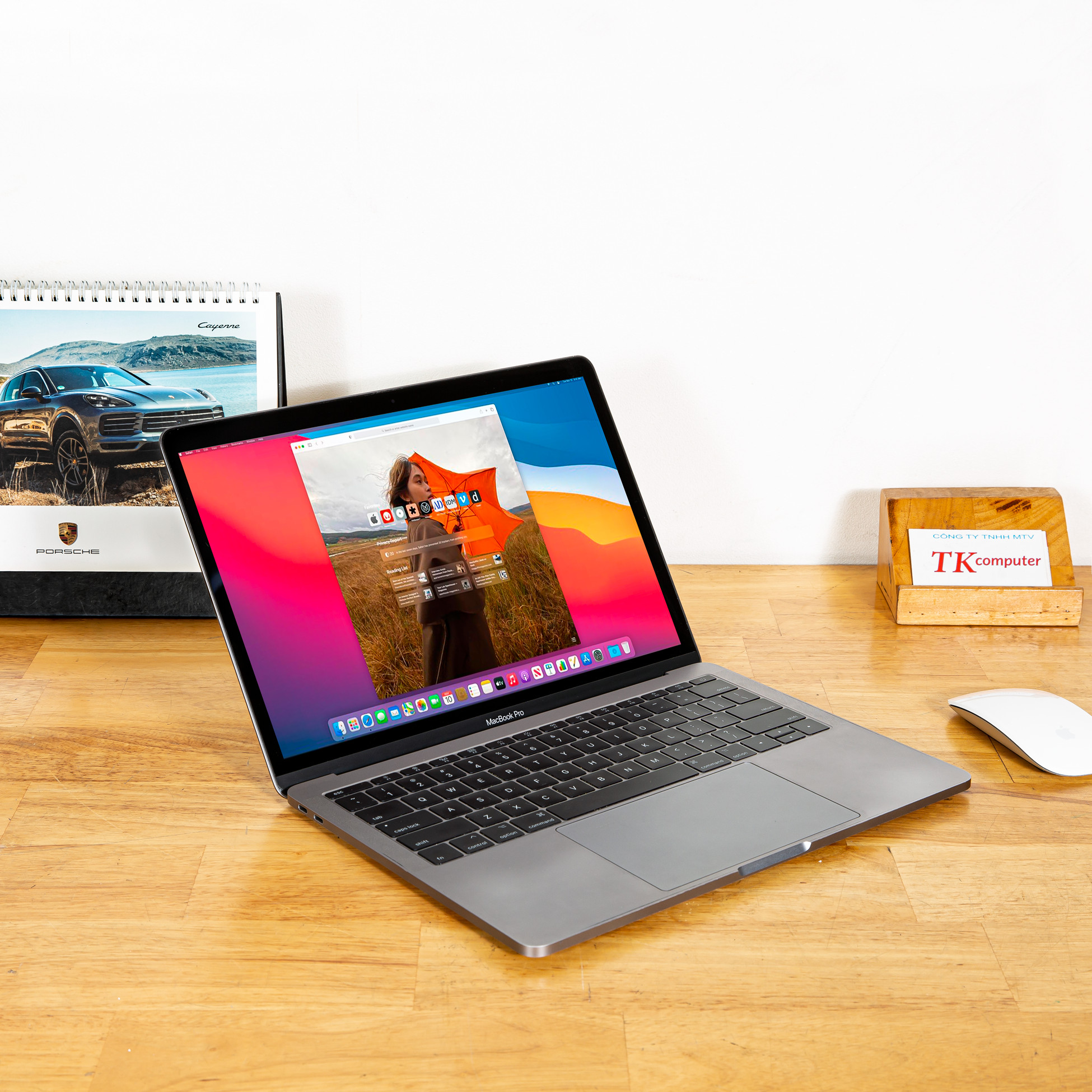 Máy tính xách tay cao cấp Macbook Pro 2017 màu xám không gian