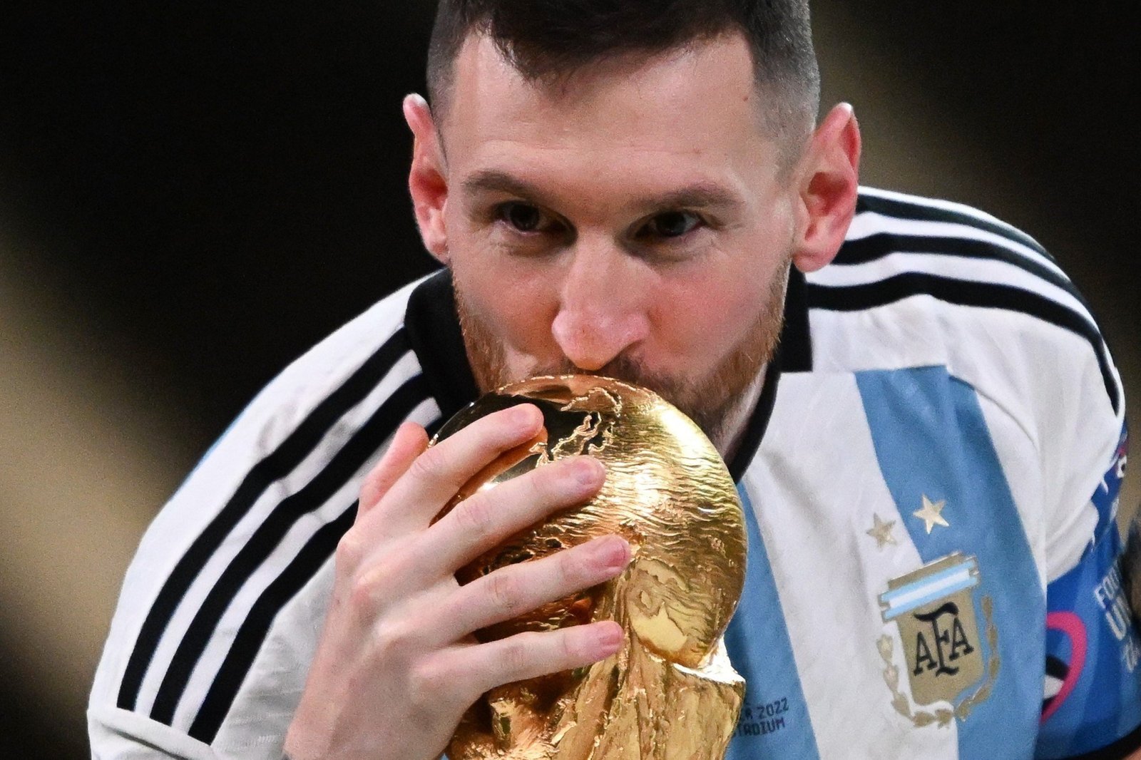 Messi ăn mừng cùng cúp vàng World Cup 2022, hình nền 4K 3D
