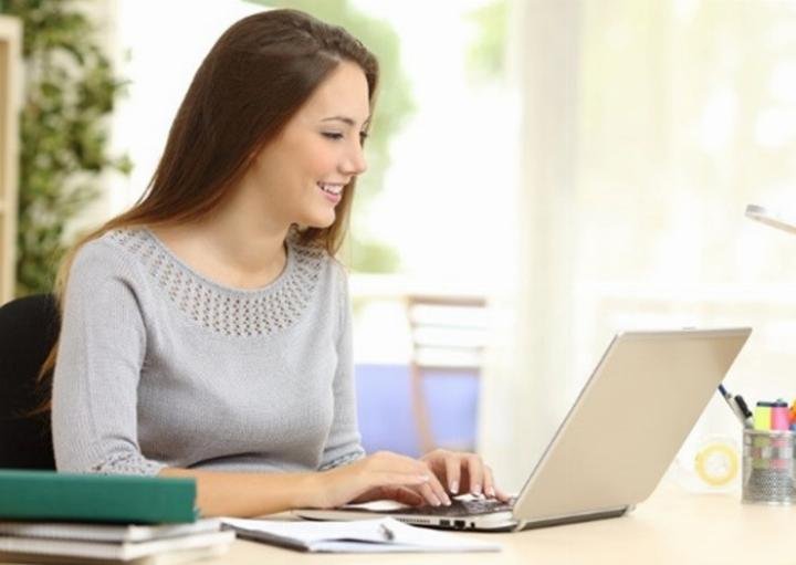 Người đang làm việc hiệu quả với máy tính xách tay trong không gian văn phòng sáng sủa