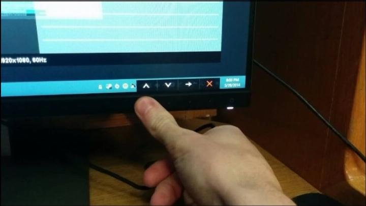 Nhấn vào dấu +/- để điều chỉnh ánh sáng bằng các nút vật lý
