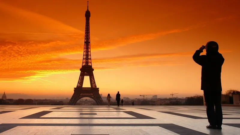 Hình nền máy tính Tháp Eiffel ban đêm, nơi lưu giữ khoảnh khắc kỳ diệu của Paris