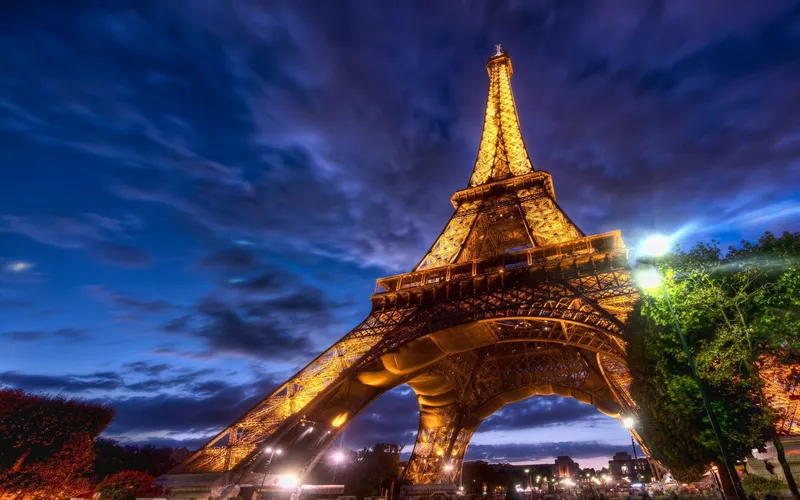 Tháp Eiffel dưới ánh sáng rực rỡ, hình nền máy tính Paris đẹp nhất