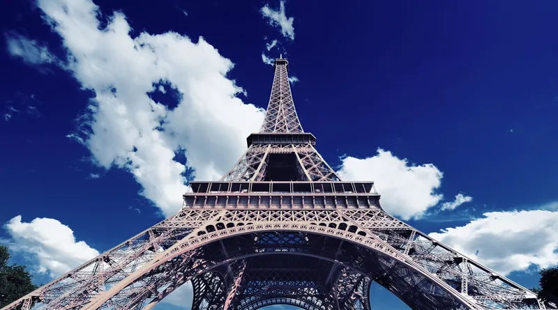 Hình nền máy tính Tháp Eiffel ban đêm, gợi nhớ vẻ lãng mạn và thơ mộng của Paris
