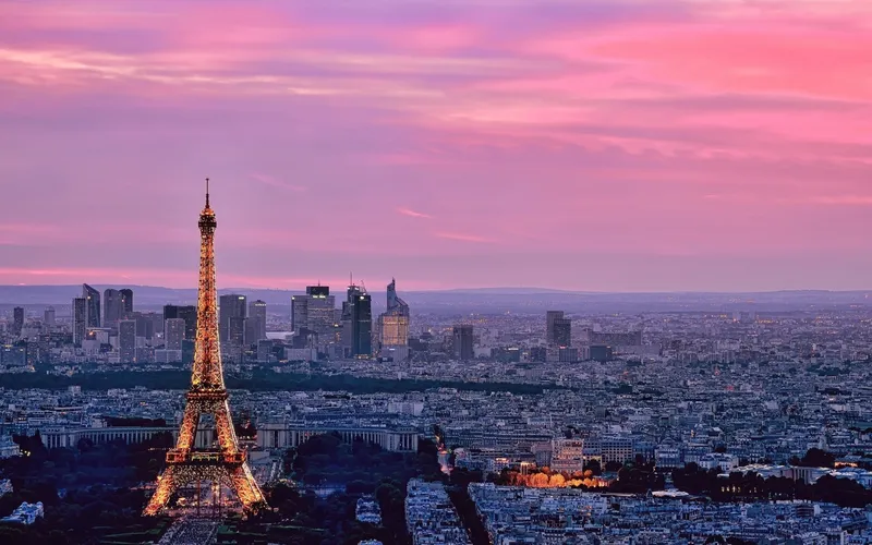 Tháp Eiffel huyền diệu trong màn đêm qua từng hình nền máy tính sắc nét