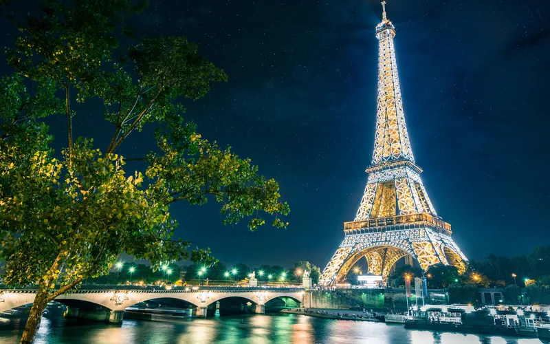 Hình nền máy tính Tháp Eiffel ban đêm, sự lựa chọn tinh tế cho thiết bị của bạn