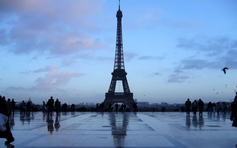 Mang sự lộng lẫy của Tháp Eiffel ban đêm vào thiết bị của bạn với hình nền chất lượng
