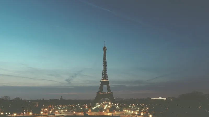 Hình nền máy tính Tháp Eiffel ban đêm, gợi cảm giác sang trọng và quyến rũ cho màn hình