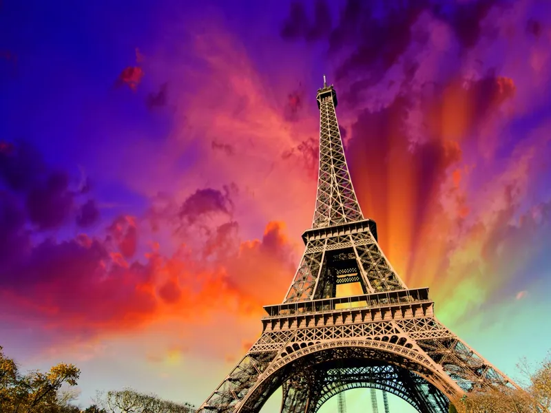 Thắp sáng không gian làm việc của bạn với hình nền máy tính Tháp Eiffel ban đêm