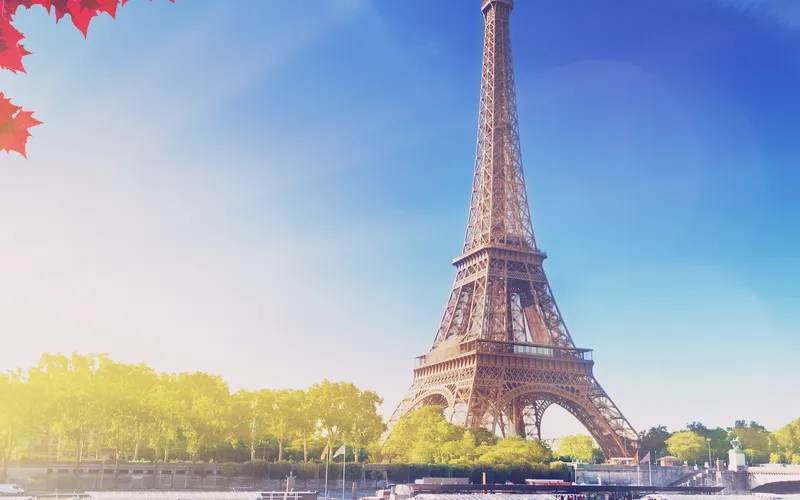 Tận hưởng Paris rực rỡ đêm qua hình nền máy tính Tháp Eiffel đầy nghệ thuật
