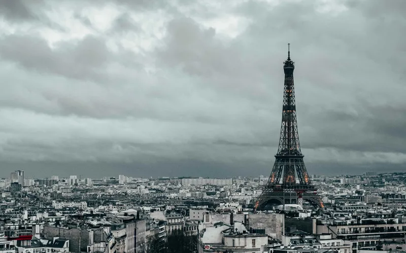 Hình nền máy tính Tháp Eiffel lãng mạn, hoàn hảo cho không gian ngọt ngào trên màn hình