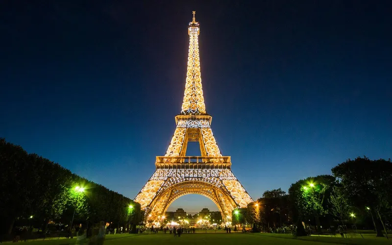 Tháp Eiffel lãng mạn, mang không gian Pháp đến gần bạn hơn với hình nền máy tính này
