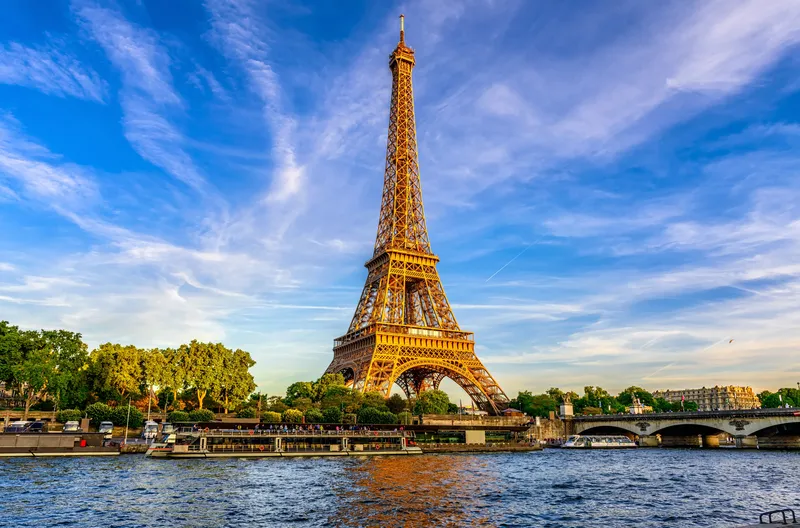 Hình nền máy tính Tháp Eiffel lãng mạn, lựa chọn hoàn hảo cho ngày đặc biệt của bạn