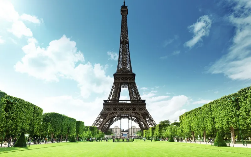 Tháp Eiffel Paris, biểu tượng của sự lãng mạn, một hình nền máy tính tinh tế