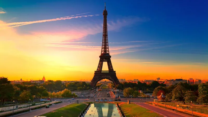 Làm mới thiết bị với hình nền máy tính Tháp Eiffel lãng mạn nổi bật