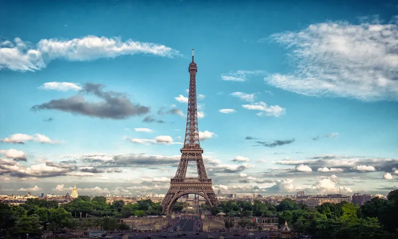 Hình nền Tháp Eiffel về đêm, tái hiện vẻ đẹp lung linh và mê hoặc của kinh đô ánh sáng