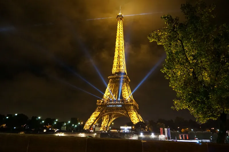 Biểu tượng tình yêu Tháp Eiffel qua từng hình nền máy tính lãng mạn