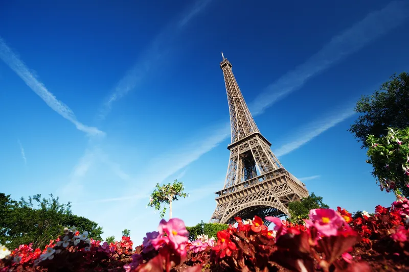 Hình nền máy tính Tháp Eiffel lãng mạn, mang lại cảm giác thư giãn dịu dàng cho người dùng