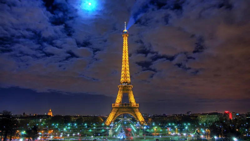 Tạo cảm hứng tình yêu với hình nền máy tính Tháp Eiffel đầy lãng mạn