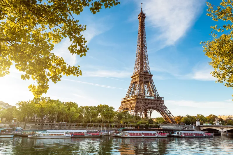 Hình nền máy tính Tháp Eiffel lãng mạn, thích hợp cho mọi không gian sống và làm việc