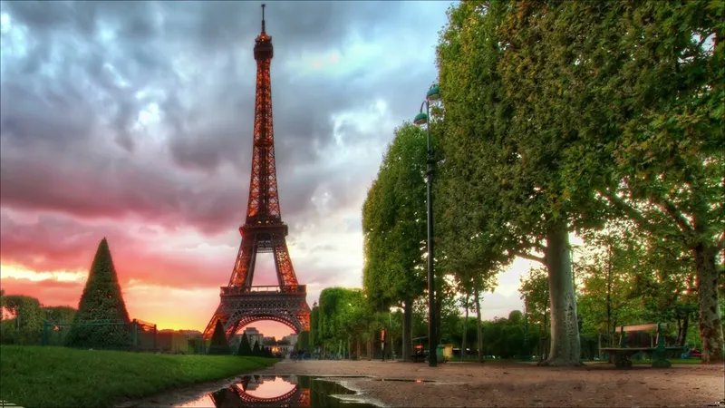 Đưa Paris vào không gian sống với hình nền máy tính Tháp Eiffel lãng mạn