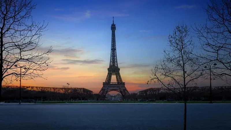 Hình nền máy tính Tháp Eiffel lãng mạn, lựa chọn hoàn hảo cho ngày Valentine hoặc kỷ niệm