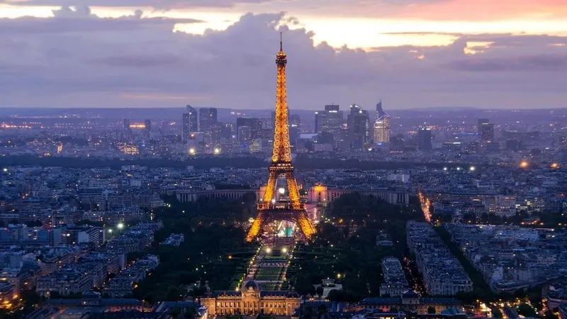 Vẻ đẹp Paris lãng mạn qua hình nền máy tính Tháp Eiffel lúc hoàng hôn buông xuống