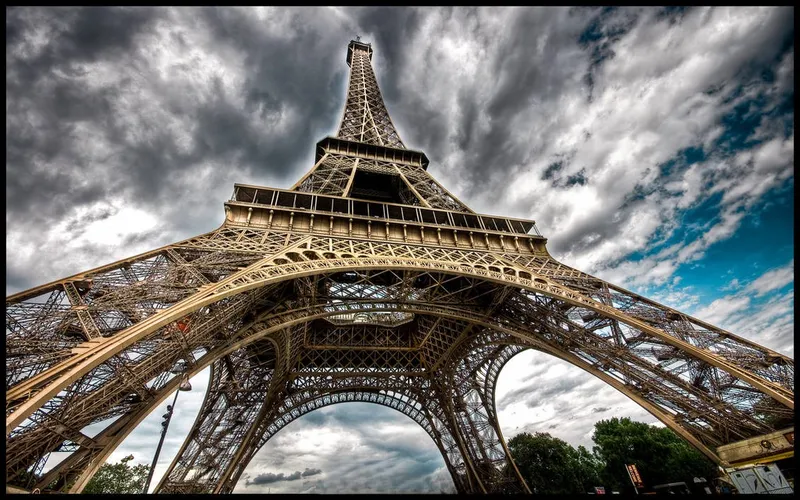 Tháp Eiffel Paris trong sắc vàng cam của hoàng hôn, hình nền máy tính nổi bật