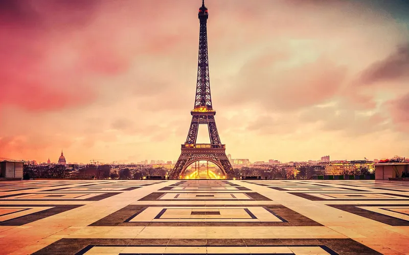 Hình nền máy tính Tháp Eiffel hoàng hôn, thích hợp cho không gian thư giãn và cảm hứng