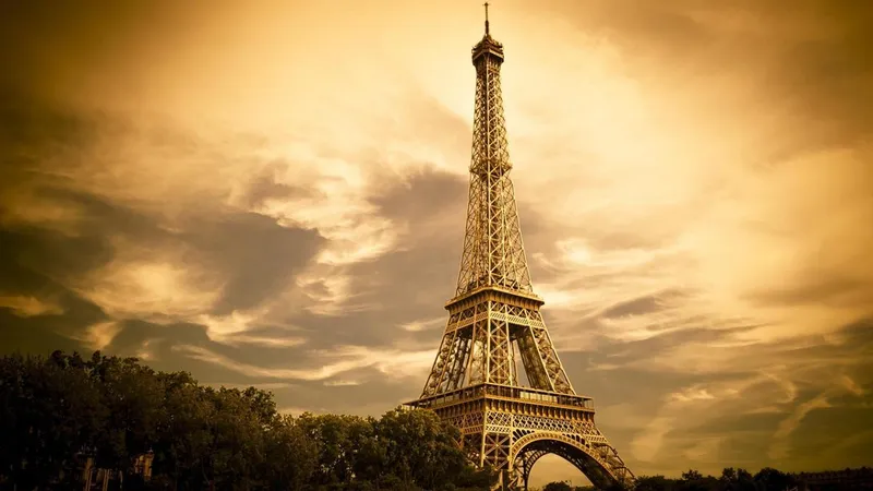 Vẻ đẹp của Paris qua ánh hoàng hôn, hình nền máy tính Tháp Eiffel đầy cuốn hút