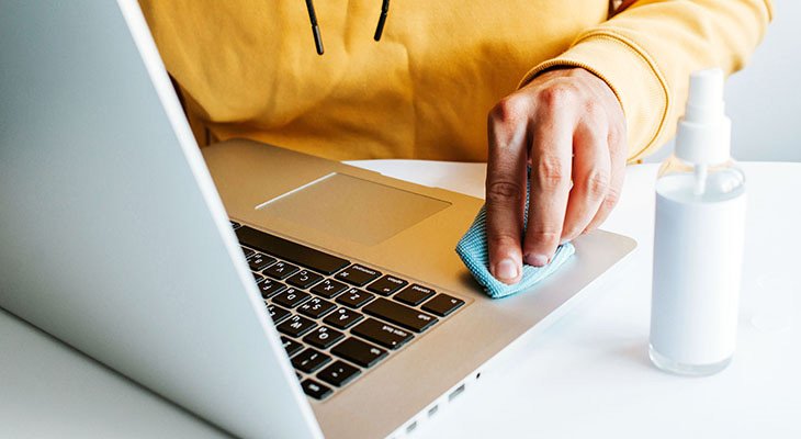 Hình ảnh kỹ thuật viên kiểm tra loa máy tính bị rè 1 bên