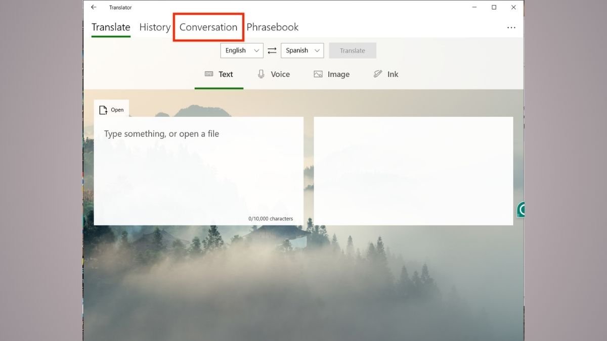 Bảng dịch hội thoại của Microsoft Translator hiển thị trên màn hình máy tính