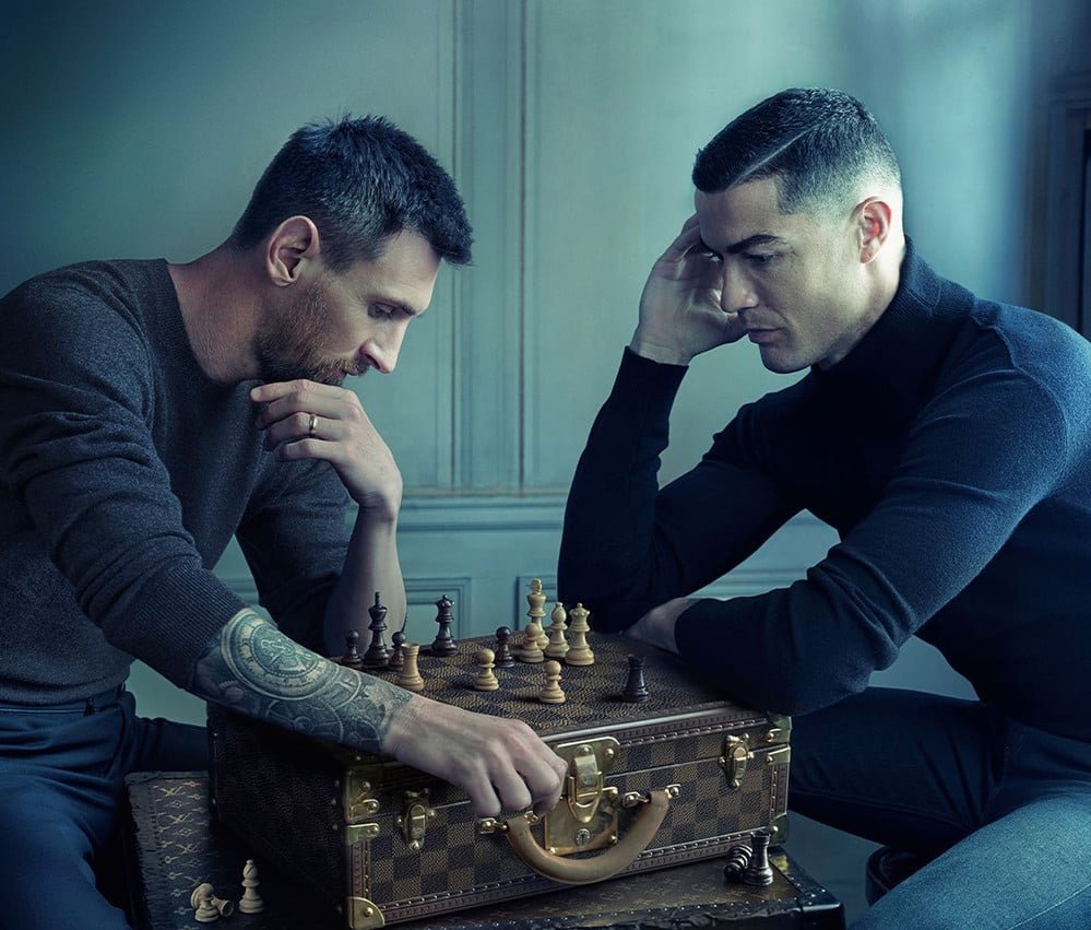 Messi và Ronaldo ngồi đối mặt chơi cờ, hình nền 4K 3D độc đáo